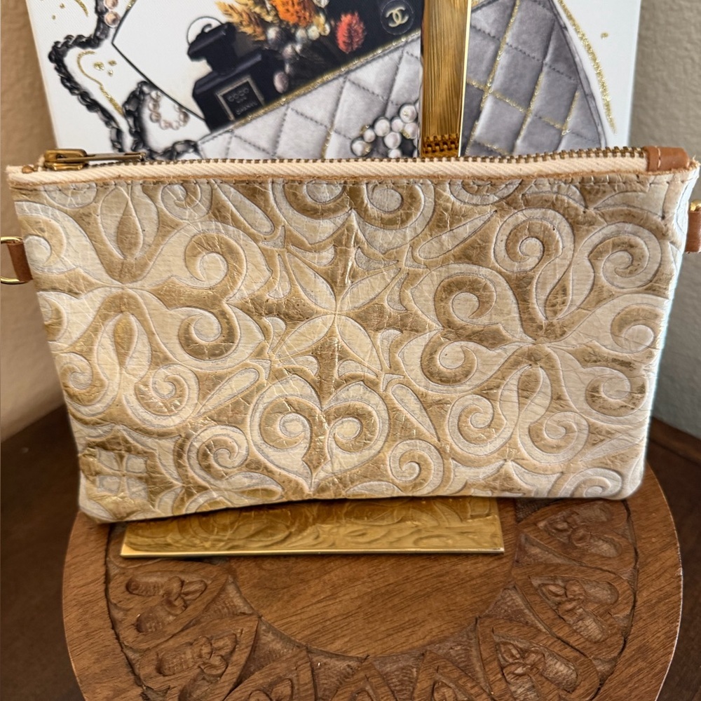 Small cowhide shoulder bag or wallet